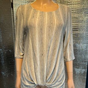 W5 size L 3/4 Sleeve Sweater